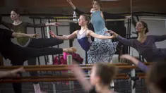 Bogdana Alekseeva (tengah), penari balet Opera Odesa yang melarikan diri dari Ukraina berlatih dengan Opera Nasional Rumania di Bucharest, Rumania, 5 Maret 2022. Opera Nasional Rumania menawarkan 6 penari balet yang melarikan diri dari perang Ukraina bekerja dengan mereka. (AP Photo/Alexandru Dobre)