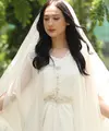 Busana serba putih jadi dresscode yang kerap digunakan untuk Sholat Ied di hari Lebaran. Untuk tampilan yang anti membosankan, kamu bisa tiru gaya Laura Moanne hingga Ayu Ting-Ting berikut ini. [@its_lauramoane2 @ayutingting92]