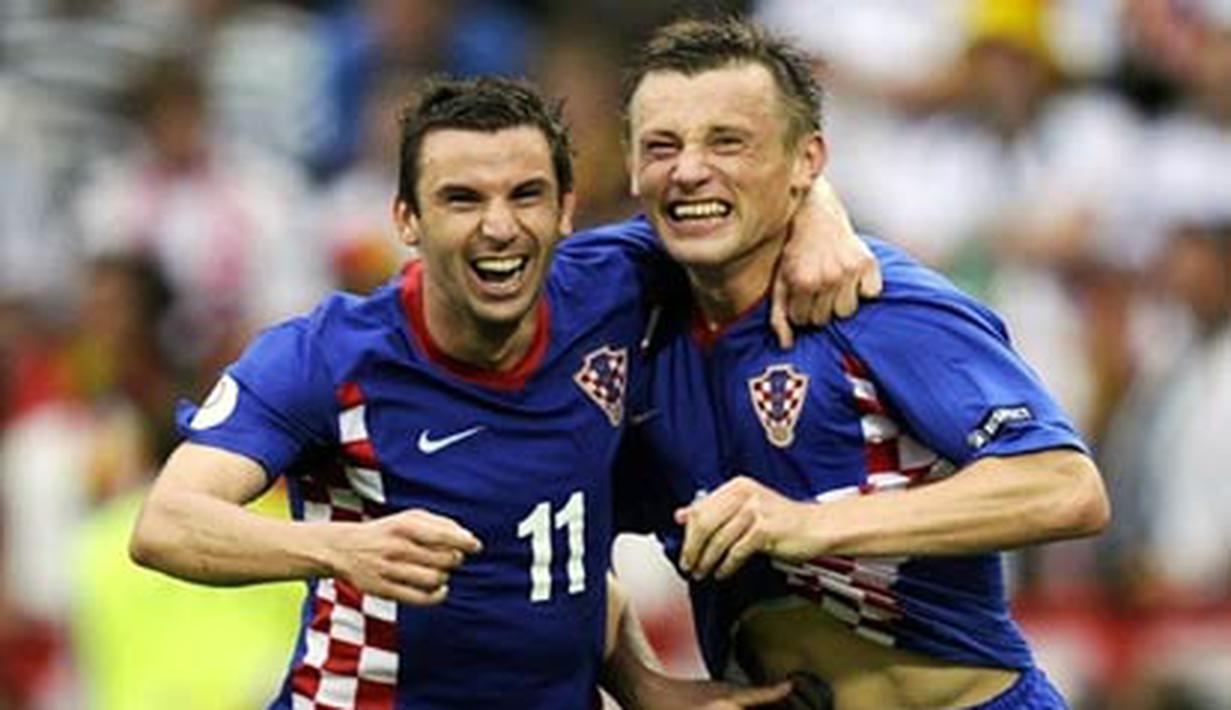 Croatian Ivica Olic celebrates with Darijo Srna after scoring goal during Euro 2008 Group B match Croatia vs. Germany on June 12, 2008 at Woerthersee-Stadion in Klagenfurt, Austria. AFP PHOTO/TORSTEN SILZ