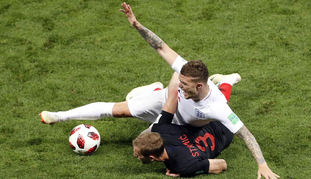 Bek Kroasia, Ivan Strinic, berebut bola dengan gelandang Inggris, Kieran Trippier, pada laga semifinal Piala Dunia di Stadion Luzhniki, Rabu (11/7/2018). Kroasia menang 2-1 atas Inggris. (AP/Darko Bandic)