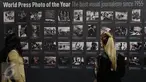 Pengunjung melihat karya yang dipajang dalam pameran World Press Photo Festival 2017 di De Nieuwe Kerk, Amsterdam, Belanda, Jumat (21/4). Pameran ini berlangsung hingga 9 Juli 2017. (Liputan6.com/Immanuel Antonius)