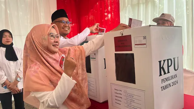 Calon Wali Kota Depok, Imam Budi Hartono mendatangi TPS di wilayah Cilodong, Depok.