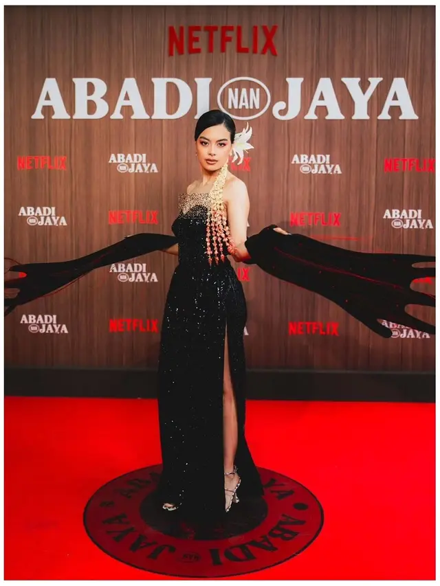 5 Potret Gaya Memukau Eva Celia di Pemutaran Perdana Film Zombie 'Abadi Nan Jaya'