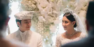 Kabar mengejutkan datang dari pasangan selebriti Angga Yunanda dan Shenina Cinnamon. Keduanya akhirnya resmi menikah [@angga]