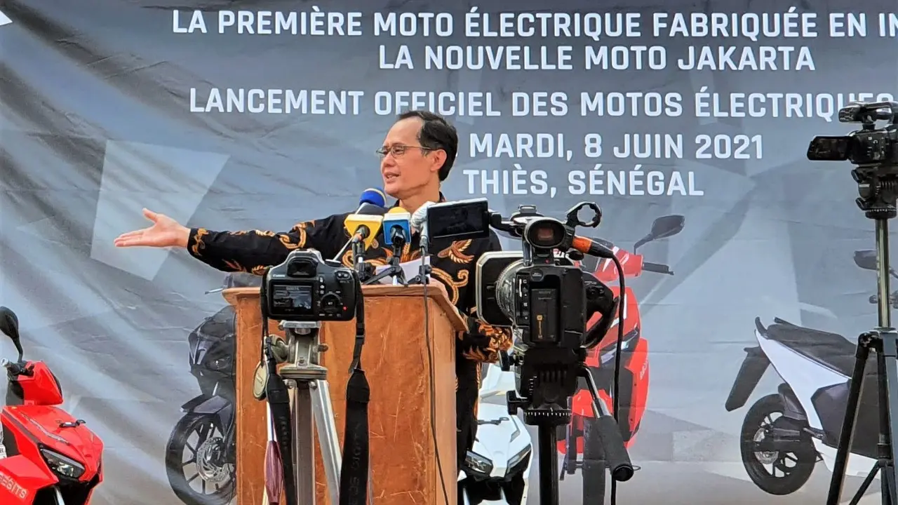 Dubes RI Dakar, Dindin Wahyudin, mempromosikan motor listrik GESITS di Senegal. (Dok: Kemlu RI)
