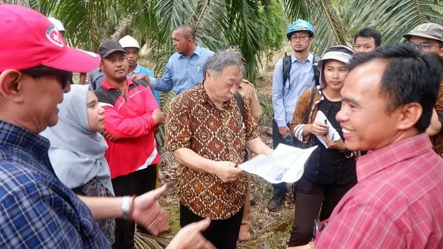 Prof Mitsuro Osaki mengecek kebun sawit di lahan gambut untuk penerapan Aero Hydro Culture