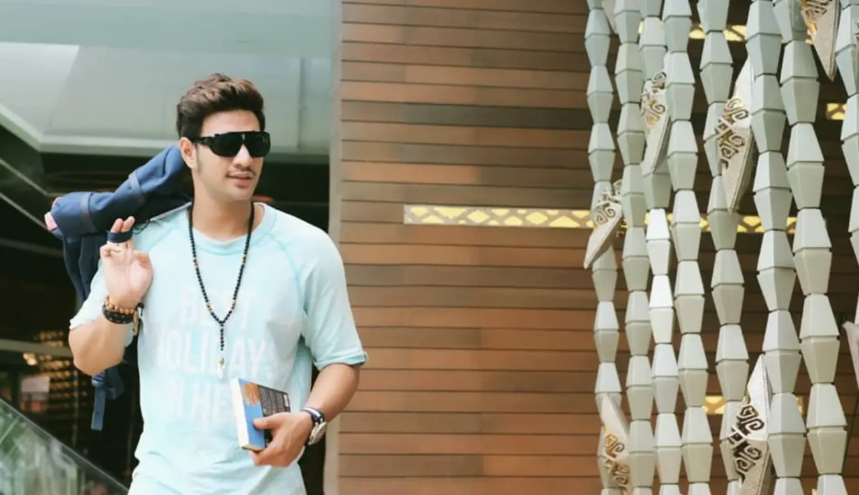 Setelah menjalani rehabilitasi, wajah Ammar terlihat lebih segar. "Saya kembali!" tulis Ammar sebagai keterangan foto. (Foto: instagram.com/ammarzoni)