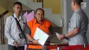 Kepala Dinas Pendidikan Kabupaten Cianjur Cecep Sobandi (tengah) usai menjalani pemeriksaan di Gedung KPK, Jakarta, Selasa (2/4). Cecep Sobandi diperiksa sebagai tersangka terkait dugaan gratifikasi atau suap Dana Alokasi Khusus (DAK) Pendidikan Kabupaten Cianjur TA 2018. (merdeka.com/Dwi Narwoko)