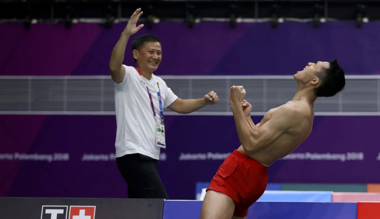 Selebrasi pebulu tangkis Indonesia Jonatan Christie usai menundukkan wakil Jepang Kenta Nishimoto di semifinal Asian Games 2018, Jakarta, Senin (27/8). Selebrasi Jonatan membuat heboh penonton dan warganet. (ANTARA FOTO/INASGOC/Nafielah Mahmudah/tom/18)
