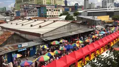 Suasana aktivitas di Jalan Jati Baru Raya, Jakarta, Jumat (22/12). Terkait penataan PKL, Pemprov DKI Jakarta mulai menutup sepanjang jalan di depan Stasiun Tanah Abang pukul 08.00-18.00 WIB. (Liputan6.com/Immanuel Antonius)