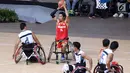 Pebasket difabel Indonesia, I Gede Nesa Jatiana (tengah) saat melawan Thailand pada laga Indonesia Para Games Invitational Tournament 2018 di Hall A GBK, Jakarta, Senin (2/7). Indonesia kalah 35-58. (Liputan6.com/Helmi Fithriansyah)