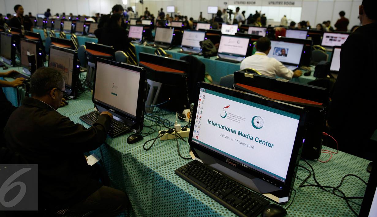 Sejumlah jurnalis menggunakan fasilitas komputer di Media Center KTT OKI, Jakarta, Minggu (6/2/2016). Media center berkapasitas 500 orang tersebut didukung konektivitas broadband internet 2 Gbps untuk 150 unit komputer. (Liputan6.com/Faizal Fanani)