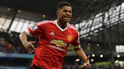 Marcus Rashford. Striker asli Inggris ini mencetak gol debutnya di Liga Inggris dalam usia 18 tahun 120 hari saat Manchester United menang 3-2 atas Arsenal pada Februari 2016 di Old Trafford. (AFP/Oli Scarff)