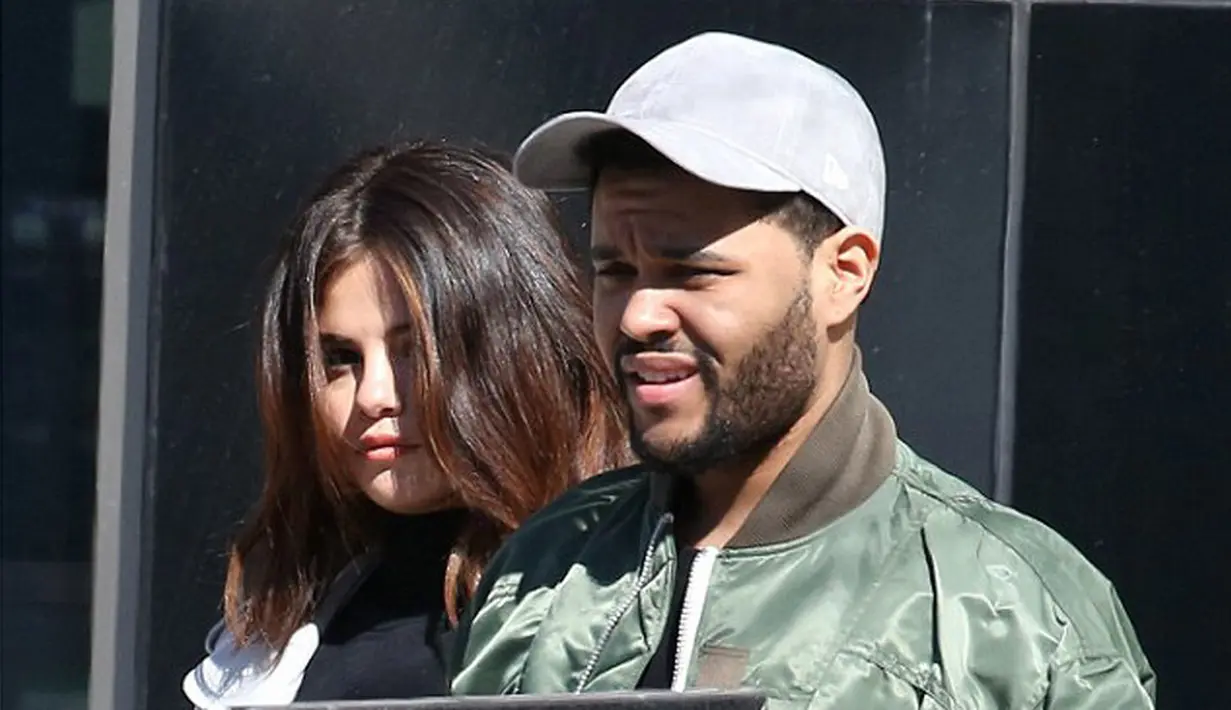 Pasangan Selena Gomez dan The weeknd kembali ramai menjadi bahan perbincangan. Sepasang kekasih yang setiap harinya semakin mesra ini kembali menghabiskan waktu untuk liburan bersama  di Toronto. (doc. Daily Mail)