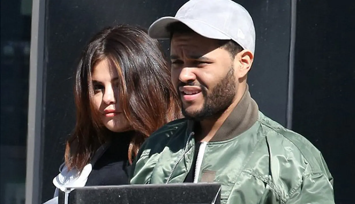 Pasangan Selena Gomez dan The weeknd kembali ramai menjadi bahan perbincangan. Sepasang kekasih yang setiap harinya semakin mesra ini kembali menghabiskan waktu untuk liburan bersama  di Toronto. (doc. Daily Mail)