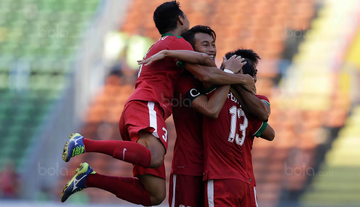 Para pemain Timnas Indonesia merayakan gol yang dicetak oleh Febri Hariyadi ke gawang Kamboja di Stadion Shah Alam, Selangor, Kamis, (24/8/2017). Indonesia menang 2-0 atas Kamboja. (Bola.com/Vitalis Yogi Trisna)