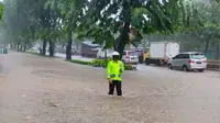 Banjir yang menggenangi sebuah jalan di Jakarta Pusat, Selasa (18/1/2022). (Istimewa)