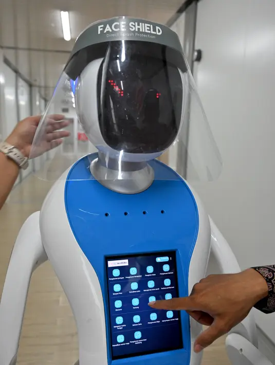 Teknisi melakukan input pada robot Amy saat simulasi membantu petugas medis dalam menangani pasien virus corona COVID-19 di Rumah Sakit Pertamina Jaya (RSPJ), Jakarta, Kamis (16/4/2020). Amy akan digunakan untuk membawa makanan, obat, dan segala kelengkapan lain untuk pasien. (ADEK BERRY/AFP)