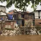 Kondisi permukiman warga di bantaran Sungai Ciliwung kawasan Manggarai, Jakarta, Rabu (19/2/2020). Gubernur DKI Jakarta Anies Baswedan mengatakan Jakarta berhasil mencapai persentase penduduk miskin terkecil dalam lima tahun terakhir, 3,42 persen pada tahun 2019. (Liputan6.com/Immanuel Antonius)