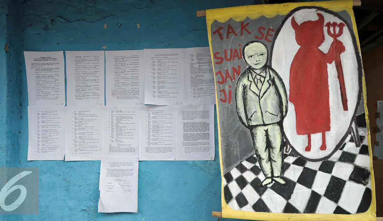 Surat Peringatan (SP) 2 terpampang di pemukiman yang akan ditertibkan oleh Pemprov DKI Jakarta, Rabu (7/9). Pemprov DKI layangkan Surat Peringatan (SP) 2 untuk warga Bukit Duri. (Liputan6.com/Yoppy Renato)