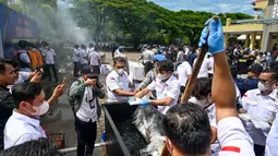 Kepolisian Daerah (Polda) Aceh memusnahkan barang bukti narkotika hasil pengungkapan periode Januari hingga Juni 2025. (CHAIDEER MAHYUDDIN/AFP)