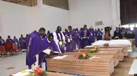 Para pelayat berdoa untuk para korban serangan di gereja St. Francis Catholic di Owo, di wilayah barat daya Nigeria, pada 17 Juni 2022. (Foto: AP/Rahaman A Yusuf)