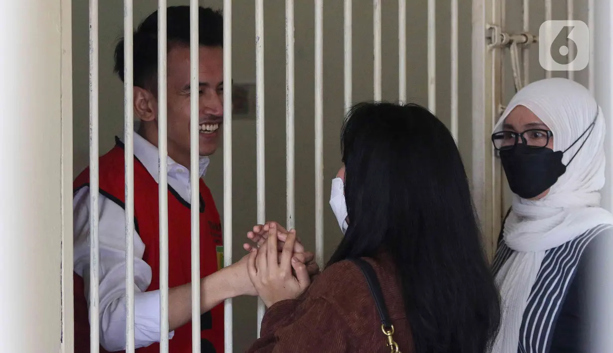 Terdakwa kasus pelanggaran UU ITE Adam Deni (kiri) berada dalam ruang tahanan Pengadilan Negeri Jakarta Utara, Selasa (7/6/2022). Adam Deni menjalani sidang lanjutan atas dugaan pelanggaran UU ITE yang beragendakan pembacaan nota pembelaan atau pledoi atas tuntutan 8 tahun penjara dari Jaksa Penuntut Umum (JPU). (Liputan6.com/Herman Zakharia)