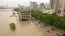 Foto dari udara memperlihatkan dermaga yang terendam banjir Sungai Kuning di Chengguan, Kota Lanzhou, Provinsi Gansu, China, Selasa (21/7/2020). Stasiun hidrologi Lanzhou di Sungai Kuning menyaksikan banjir kedua tahun ini dengan aliran air mencapai 3.000 meter kubik per detik. (Xinhua/Fan Peishen)