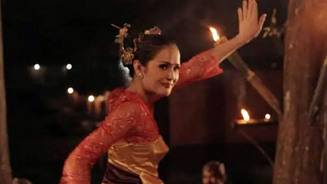 Senk lotta dipercaya untuk menjadi penari jaipong