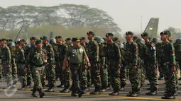 AsOps Panglima TNI, Mayjen TNI Fransen G Siahaan (kanan depan) memeriksa pasukan yang akan menuju Sumatera Selatan di Lanud Halim Perdanakusuma Jakarta, Kamis (22/10/2015). Satgas ini akan bertugas selama dua bulan. (Liputan6.com/Helmi Fithriansyah)