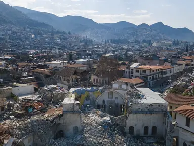Sebuah foto udara yang diambil pada 11 Februari 2023 menunjukkan masjid Habib-i Neccar yang hancur di kota bersejarah Antakya, Turki.  Gempa dahsyat yang melanda Turki dan Suriah awal pekan ini telah menghancurkan situs bersejarah dan arkeologi. (Photo by Yasin AKGUL / AFP)