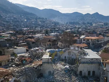 Sebuah foto udara yang diambil pada 11 Februari 2023 menunjukkan masjid Habib-i Neccar yang hancur di kota bersejarah Antakya, Turki.  Gempa dahsyat yang melanda Turki dan Suriah awal pekan ini telah menghancurkan situs bersejarah dan arkeologi. (Photo by Yasin AKGUL / AFP)