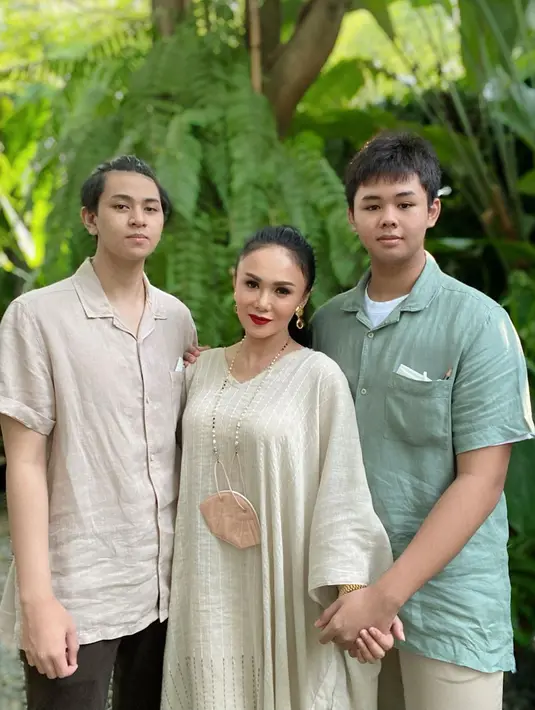 Dalam kanal Youtube Venna Melinda, Yuni mengungkap alasan lainnya. Yakni, perilah restu yang belum diberikan kedua jagoannya, avin Obient S. Siahaan dan Cello Obient Siahaan.  (Instagram/yunishara36)