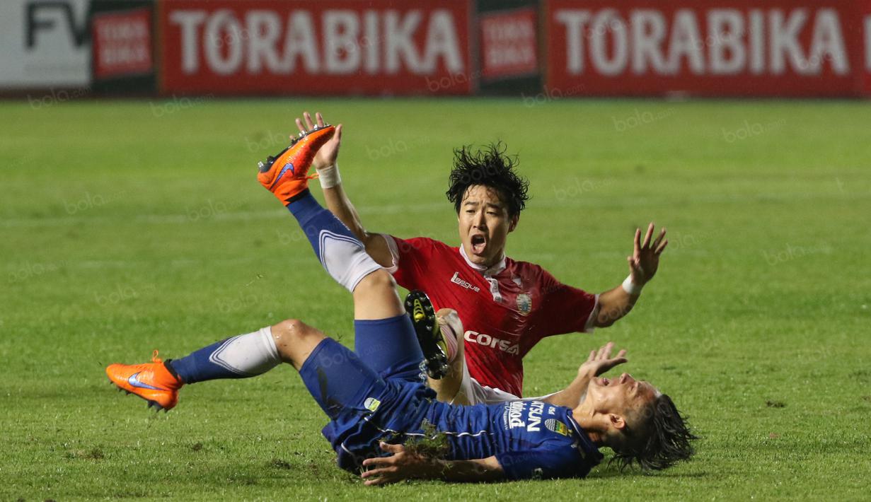 Pemain Persija, Hong Soon-hak menjegal pemain Persib Bandung, Kim Kurniawan pada laga Torabika SC 2016 di Stadion GBLA, Bandung, Sabtu (16/7/2016). (Bola.com/Nicklas Hanoatubun)