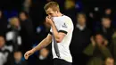 Penyerang Tottenham Hotspur, Harry Kane terlihat sedih usai pertandingan melawan West Bromwich Albion pada lanjutan liga Inggris di Stadion White Hart Lane, Inggris, (26/4). Tottenham bermain imbang West Bromwich dengan skor 1-1. (Reuters/Dylan Martinez)