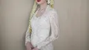 Saat pernikahannya. Jessica Mila mengenakan kebaya putih rancangan Vera Anggraini yang dipadukan ]Ulos Padang Ursa & Songket Toba dari Merdi Sihombing. [Instagram/@jscmila]