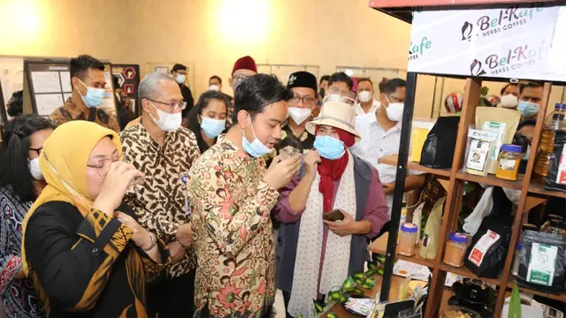 Didampingi Wali Kota Surakarta Gibran Rakabuming Raka, Menteri Ketenagakerjaan Ida Fauziyah membuka Pelatihan Berbasis Kompetensi (PBK) Tahap I di BLK Surakarta, Rabu (10/3).