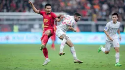 Pemain Persija Jakarta, Witan Sulaeman (kiri) berebut bola dengan pemain Persis Solo, Gonzalo Sebastian Andrada Acosta pada laga lanjutan BRI Liga 1 2024/2025 di Jakarta International Stadium (JIS), Jakarta Utara, Sabtu (24/08/2024). (Bola.com/Bagaskara Lazuardi)