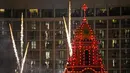 Orang-orang menonton lampu Natal dinyalakan di distrik perbelanjaan Country Club Plaza, Kansas City, Missouri, Amerika Serikat, 25 November 2021. Upacara malam Thanksgiving ini menampilkan lebih dari 200.000 lampu yang mencakup area 15 blok. (AP Photo/Charlie Riedel)
