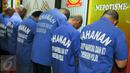 Para tersangka dihadirkan saat rilis barang bukti di Mako Ditnarkoba Mabes Polri, Jakarta, Jumat (19/2). Petugas menangkap 7 orang tersangka sindikat narkotika internasional dan menyita 40 ribu butir ekstasi senilai Rp24 M. (Liputan6.com/Yoppy Renato)