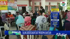 Pembagian bantuan sosial (bansos) tunai kepada ribuan rumah tangga terdampak wabah virus corona di Kabupaten Mojokerto masih mengabaikan physical distancing. Padahal, Bumi Majapahit ini sudah menjadi zona merah COVID-19.