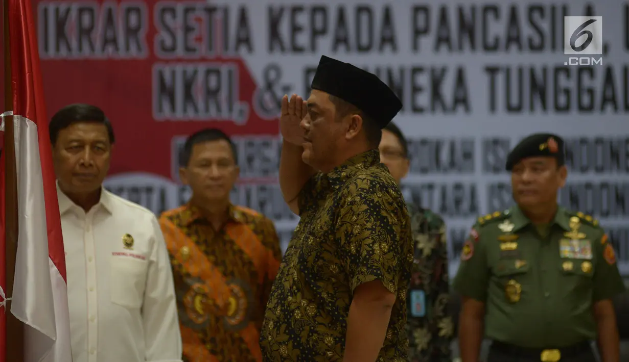 Perwakilan Keluarga Besar Harokah Islam Indonesia, mantan anggota DI/TII dan mantan anggota NII memberikan hormat saat pembacaan ikrar setia kepada Pancasila, UUD 45, NKRI dan Bhineka Tunggal Ika di Kemenko Polhukam, Selasa (13/8/2019). (merdeka.com/Imam Buhori)