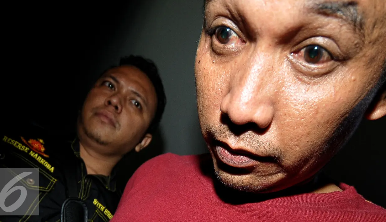 Polisi menjemput tersangka S dari lapas Cirebon menuju kantor Tindak Pidana Narkoba Mabes Polri, Cawang, Jakarta, Senin (3/8/2015). S merupakan pemasok narkoba untuk Reza Prawiro yang sebelumnya tertangkap saat pesta narkoba. (Liputan6.com/Yoppy Renato)