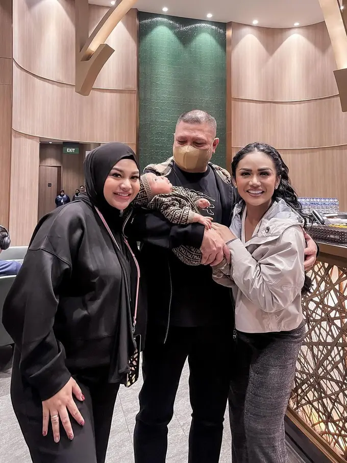 Raul Lemos gendong anak kedua Aurel (Instagram/krisdayantilemos)