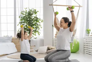 Yuk, simak tips olahraga 10 menit untuk ibu dan anak agar bisa bergerac aktif sekaligus menciptakan quality time bersama si kecil. [Dok/freepik.com]