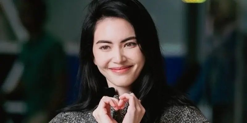 8 Potret Gaya Kontras Davika Hoorne di Indonesia untuk Gala Premiere Kang  Mak From Pee Mak, Hadirkan 4 Look Berbeda dan Ada yang Berkebaya - Photo  Fimela.com
