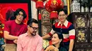 Merry Prakasa tampil menawan dalam balutan busana hitam yang dipadukan dengan rok bermotif dua wanita membawa bunga yang mengenakan cheongsam. Sementara itu, Ferry memilih mengenakan kemeja pink yang dipadukan dengan celana abu-abu, tampil kasual namun tetap elegan. (Liputan6.com/IG/@ferrysal1m)
