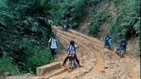 Viral Video Perjuangan Siswa Menuju Sekolah, Lewati Jalan Berlumpur. ©2022 Merdeka.com/Instagram @kepoin_trending