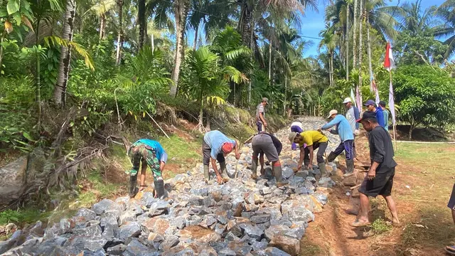 TNI dan warga gotong royong mengerjakan jalan onderlagh di Pekon Pemerihan, Kecamatan Bangkunat, Lampung Barat. Foto : (Istimewa).