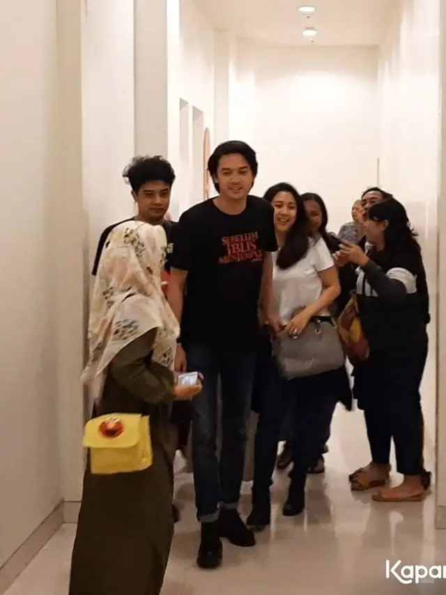 Kepergok Jalan Bareng, Ini 6 Potret Baskara Mahendra Gandeng Mesra Sherina